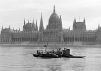 1952. Talajkutató uszály a Dunán, próbafúrások a metró építéséhez